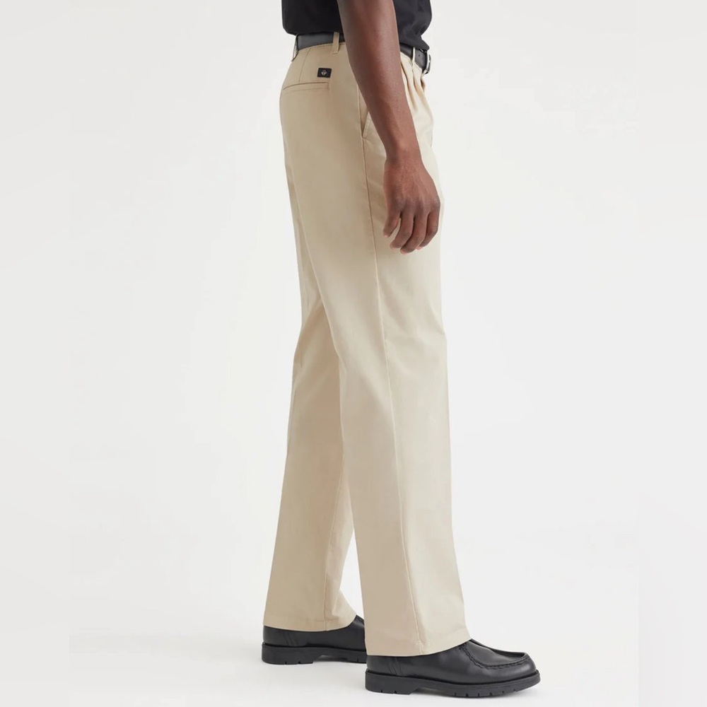 Men’s Pleated, Classic Fit khaki Dockers. 33x32 no wrinkle twill